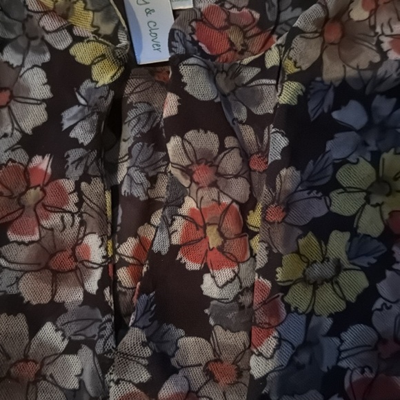 Daisy & clover floral lightweight blouse - Picture 4 of 10